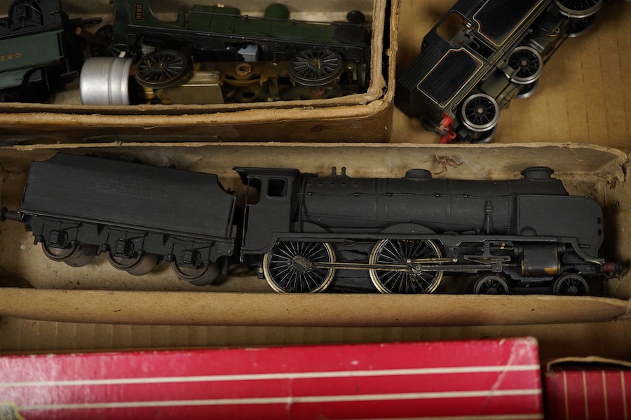 A quantity of 00 gauge model railway by Tri-ang, Mainline, Dapol, Bachmann, GMR, Hornby Dublo, etc. including; a Tri-ang American outline Davy Crockett train set (RS.37), nine steam and diesel locomotives, together with